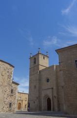 Fototapeta na wymiar Paseo turístico por las calles de la ciudad medieval de Cáceres, España