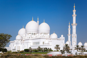 Fototapeta na wymiar Sheikh Zayed Grand Mosque in Abu-Dhabi, United Arab Emirates