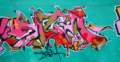 Fragment eines schönen Graffiti-Musters in Pink und Grün mit schwarzem Umriss. Street-Art-Hintergrundbild © mehaniq41