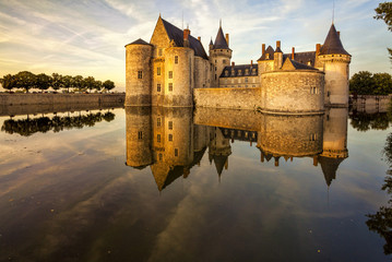 The chateau of Sully-sur-Loire at sunset, France. Castle is located in the Loire Valley. Sully-sur-Loire, France. - obrazy, fototapety, plakaty