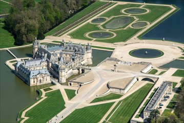vue d'avion du château de Chantilly dans l'Oise en France - obrazy, fototapety, plakaty