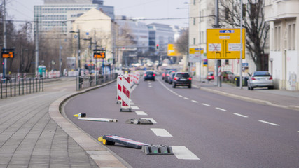 Straßenabsperrung umgefallen beiseite gelegt