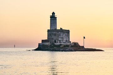 faro di Olvia alle prime luci dell'alba