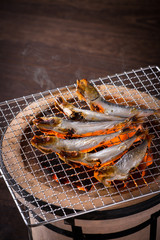 イワシの丸干しを焼く
