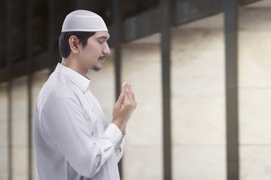 Young asian msulim man pray to god