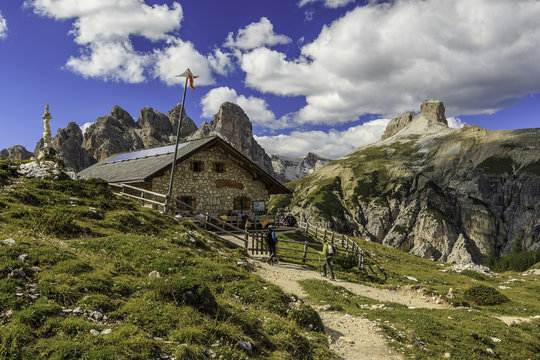 Almh&uuml;tte, Bergh&uuml;tte in den Sextner Dolomiten, S&uuml;dtirol Italien_001