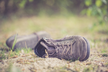 Alter Schuh in der Wildnis 