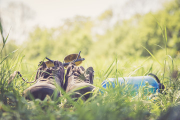 Schuhe, Sonnenbrille und Wasserlfasche in Parkanlage