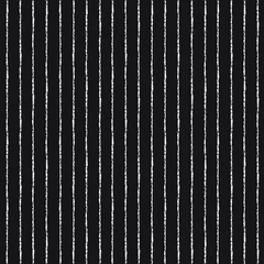  Brush or chalk drawn stripes, pinstripes, bars, streaks, lines, strips vector seamless repeat pattern, texture. Striped monochrome black and white background. Textured, rough, uneven edges. © Elena Panevkina