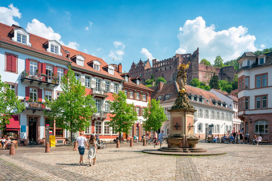 Touristen auf dem Kornmarkt in Heidelberg, Baden-Württemberg, Deutschland