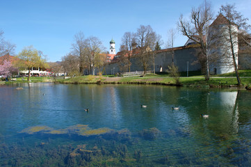 Ententeich und historische Stadtmauer im Kurpark von Isny, Baden Württemberg.