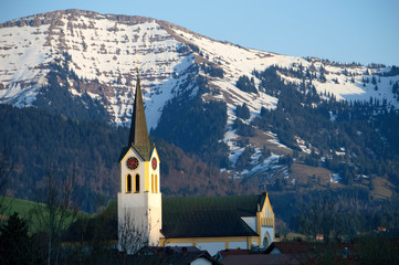 Der Berg Hochgrat mit der Kirche von Oberstaufen im Allgäu, Bayern.