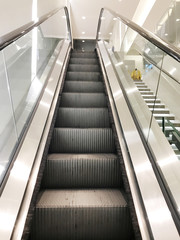 Obraz premium Escalator in shopping center