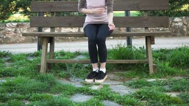 Chica nerviosa sentada en un banco