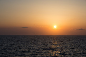静かな海に沈む夕日