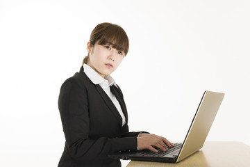 ノートパソコンを打つ女性