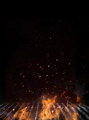 Fotobehang Grill / Barbecue Lege vlammende houtskoolgrill met open vuur.