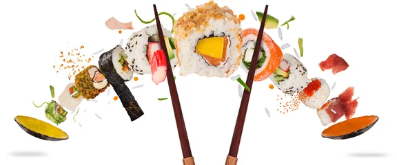 Abwaschbare Fototapete Sushi-bar Stücke köstlichen japanischen Sushis in der Luft eingefroren.