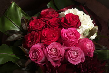 赤とピンクのバラのフラワーアレンジメント - Red and pink roses in flower arrangement