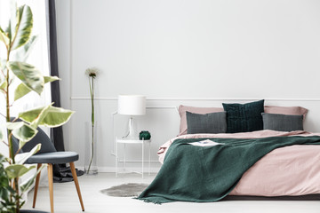 Green blanket on bed - obrazy, fototapety, plakaty