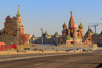 Fototapeta premium Moscow Kremlin and St. Basil's Cathedral on a sunny spring morning. View from the Bol'shoy Moskvoretskiy bridge