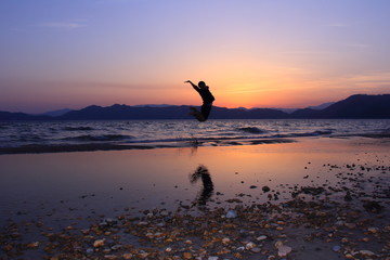夕日　ジャンプしている人　シルエット　絶景