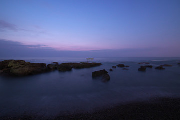 Fototapeta premium 夜明け前の大洗磯前神社 神磯の鳥居