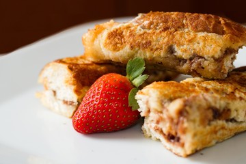 Rolled french toasts with strawberry