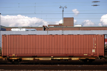 Naklejka premium Güterwagon Seitenansicht / Die Seitenansicht eines Eisenbahnwagons eines Güterzuges am Bahnsteig des Opelwerkes in Rüsselsheim.