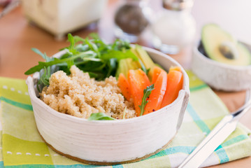 Healthy Detox Dinner with Quinoa, Carrots, Avocado and Rocket sa