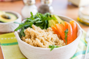 Healthy Detox Dinner with Quinoa, Carrots, Avocado and Rocket sa