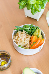 Healthy Detox Dinner with Quinoa, Carrots, Avocado and Rocket sa