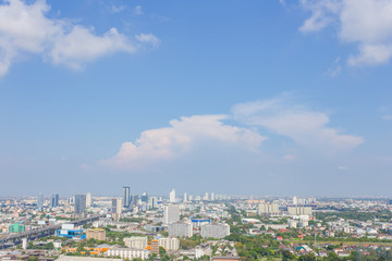 Naklejka premium Widok z lotu ptaka na miasto, Krajobraz panoramę Bangkoku w Bangkoku Widok z lotu ptaka z wieżowcem, nowoczesnym biurowcem i błękitne niebo na tle zachmurzonego nieba w Bangna Bangkok, Tajlandia.