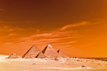 Los piramides de Giza El Kairo en fotografia infrared