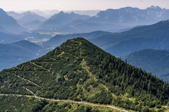 Kurviger Wanderpfad auf den Gipfel zum Herzogstand in Bayern