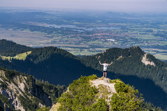 Gipfelstürmer triumphiert auf dem Gipfel des Herzogstand in Bayern