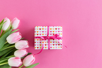 Rosa Tulpen auf Hintergund in pink mit Geschenkbox, Muttertag