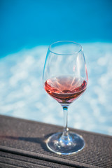 verre de rosé au bord de la piscine