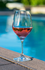 verre de rosé au bord de la piscine