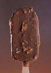 Vollmilchschokoladen Mandel-Eis am Stiel komplett vertikal