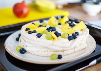 meringue with berries