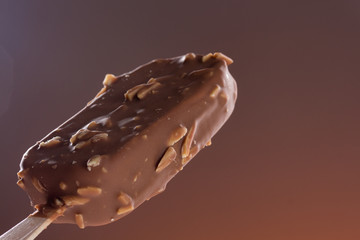 Mandel-Eis am Stiel