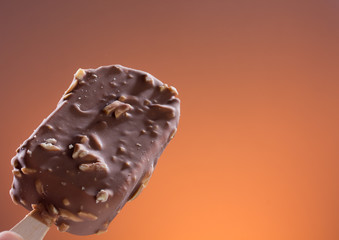 Mandel-Eis am Stiel horizontal