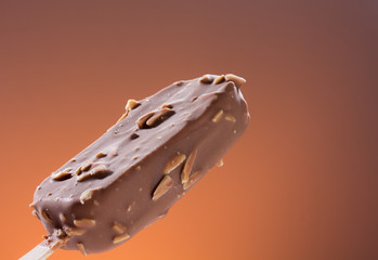 Mandel-Eis am Stiel