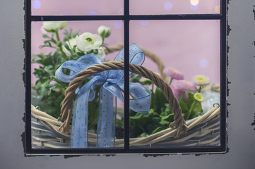 Frühlingsblumen hinter einer Fensterscheibe