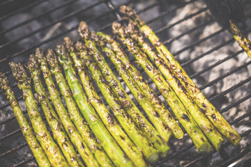 Spargel auf dem Grillrost