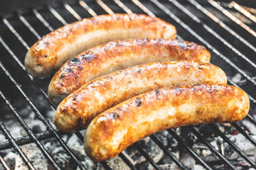 Frische Bratwürste auf dem Grillrost
