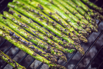 Spargel auf dem Grillrost