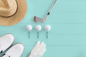 Golfequipment auf Holzunterlage in türkis von oben