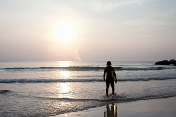 Naklejka premium The evening sun sets in the clouds on the horizon